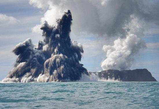 新澳门彩最快开奖记录和火山喷发时游客急逃与火山喷发急救